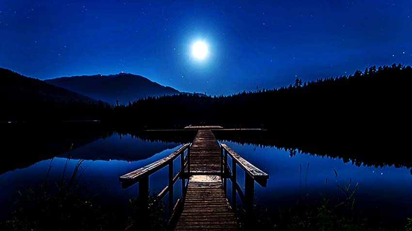 ponton sur un lac, la nuit sous la lune