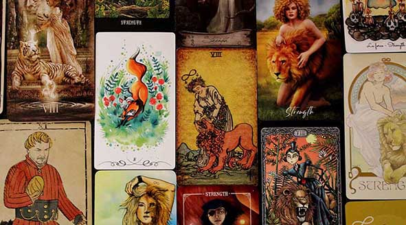 L'arcane de la force dans différents tarots